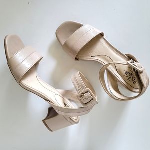 LIFE STRIDE Taupe Carnival Ankle Strap Sandal 8.5